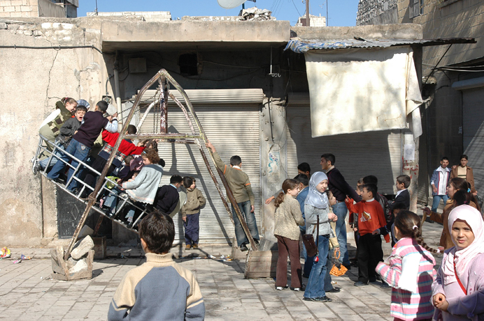 Сирийские дети на качелях