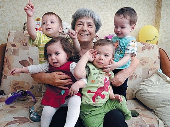 Ламара Келешева с внуками