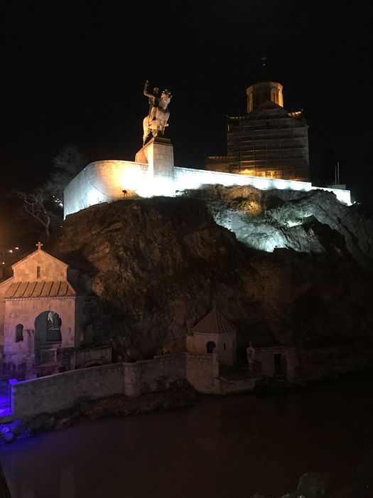 Метехи ночью. Памятник царю Вахтангу Горгасали