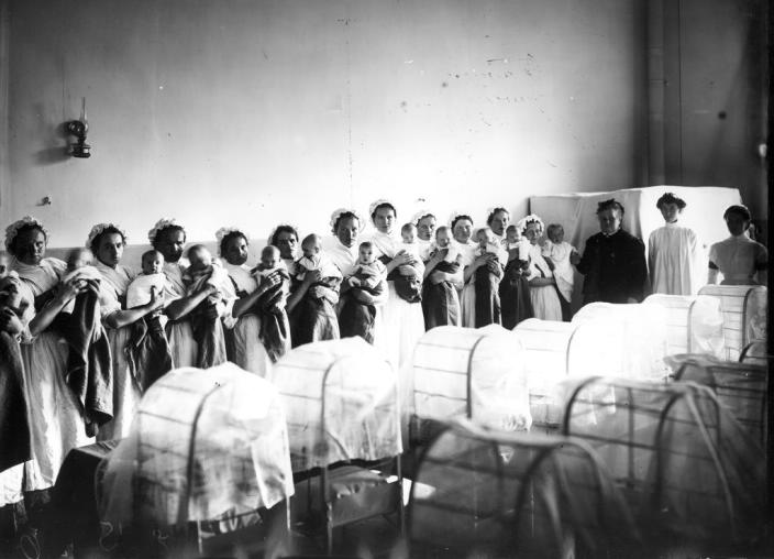 Питомцы грудного отделения Императорского Воспитательного дома на руках у кормилиц. 1913 год