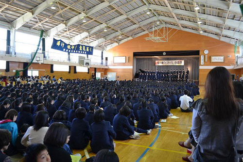 Хоровое выступление в японской школе
