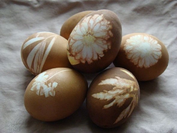 Покраска пасхальных яиц