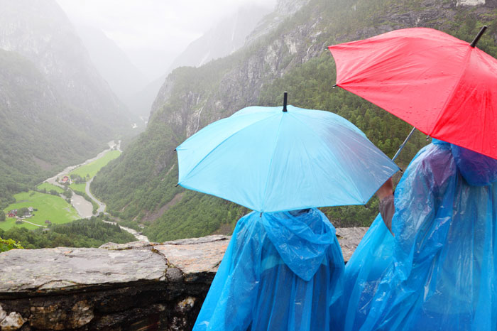 Норвегия. Мама с ребенком любуются горами под дождем