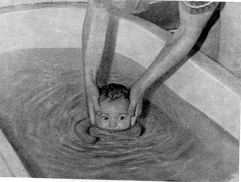 Погружение рта ребенка под воду
