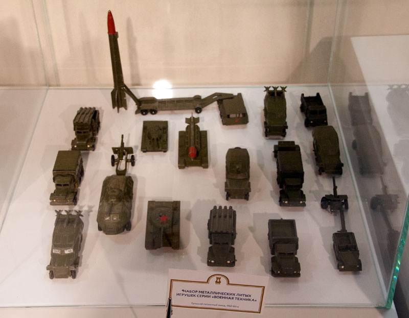 Старые игрушки - литая военная техника