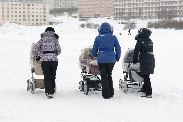 Русские мамы гуляют с детьми в любую погоду