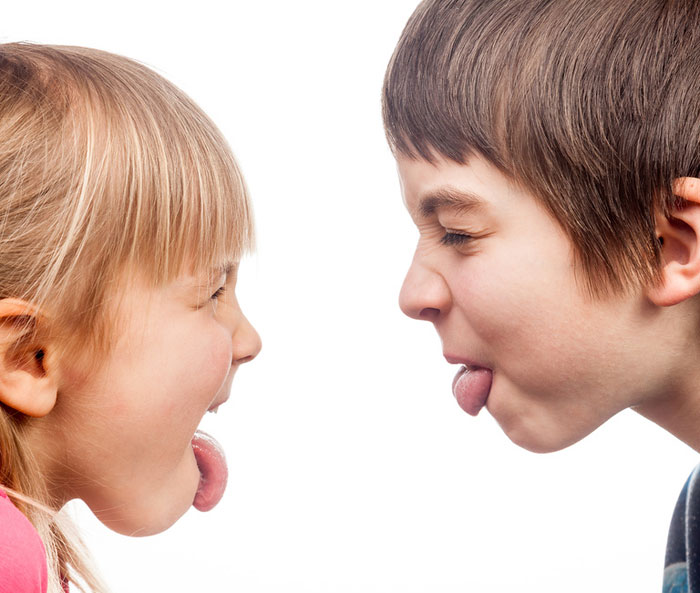 Ребенок обижает брата или сестру, что делать родителям