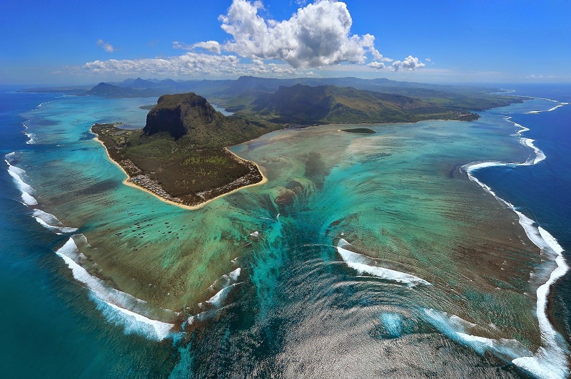 Оптическая иллюзия подводного водопада, Маврикий
