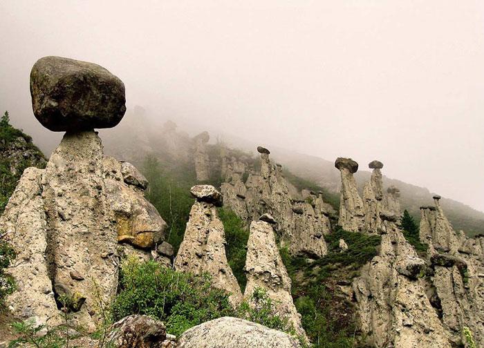 Каменные грибы на урочище Аккурум, Алтай, Россия