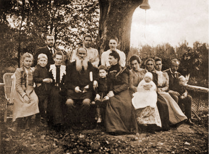 Лев Толстой с женой и детьми