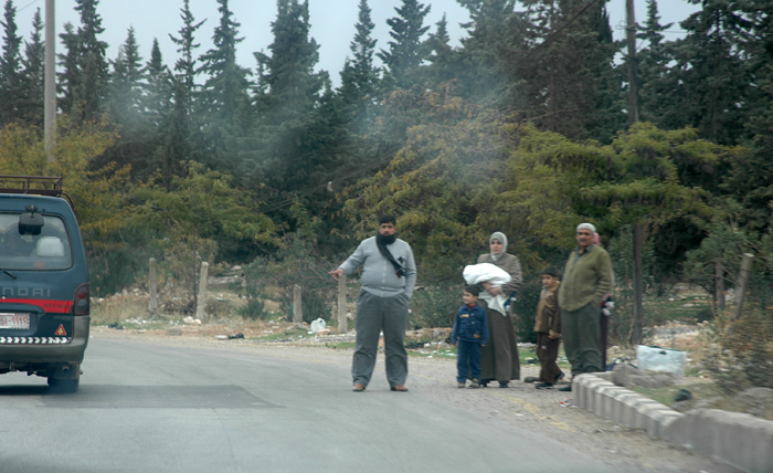 Сирийская семья голосует на шоссе