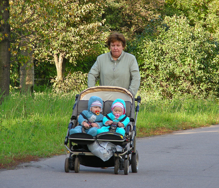 Бабушка гуляет с внуками