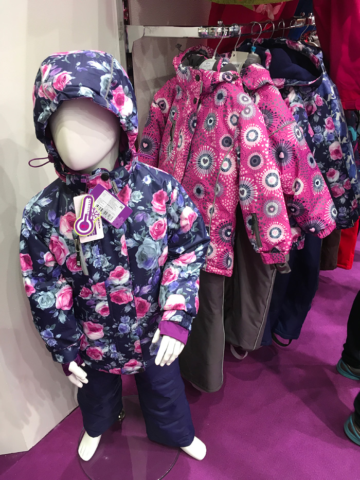 Зимняя куртка в розами фиолетовая