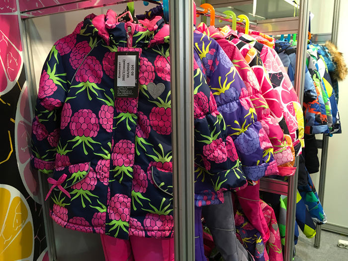 Модная детская куртка с крупным ягодным принтом