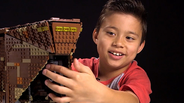 Юный видеоблогер собирает Lego