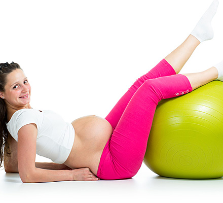 Готовимся к родам Польза упражнений на фитболе для беременных