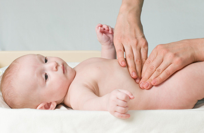 Остеопат помогает грудному ребенку