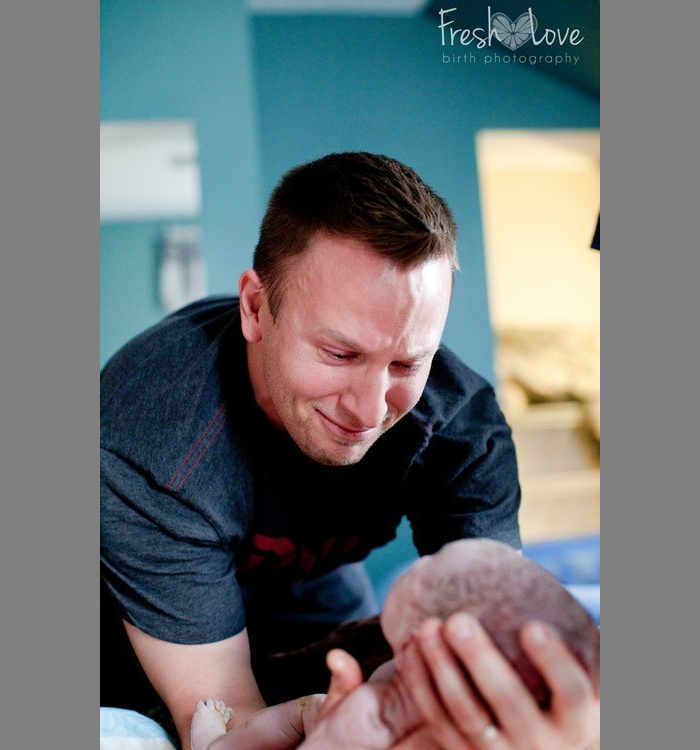 Счастливый отец с новорожденным