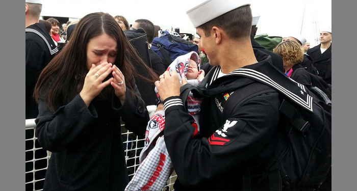 Военный вернулся домой и встретил жену и ребенка