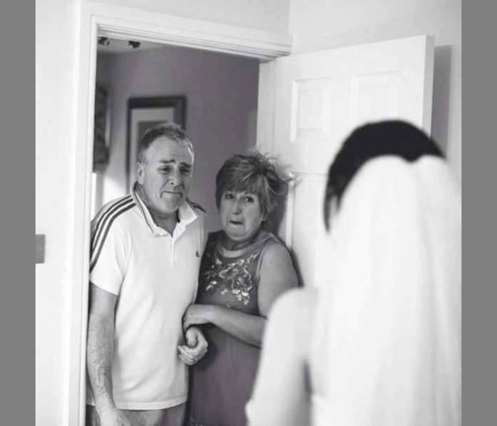 Отец и мать невесты увидели дочь в подвенечном платье
