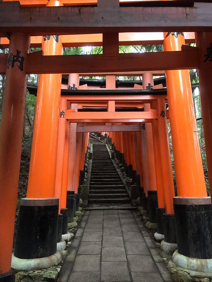 Оранжевые колонны в Японии