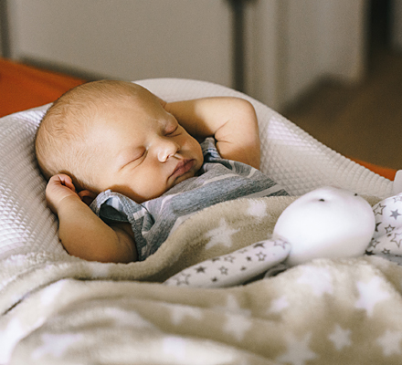 Новорожденный засыпает на руках а перекладывая в кровать просыпается