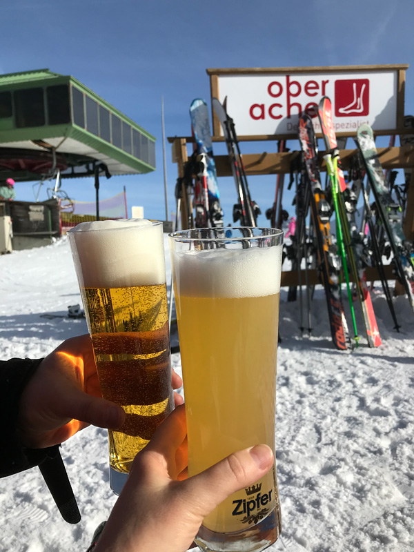 Пиво в кафе на горнолыжном курорте Шлик 2000
