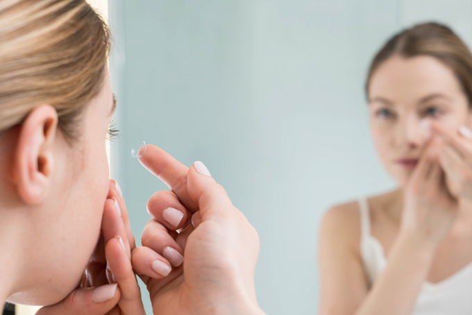 Можно ли подростку носить контактные линзы?