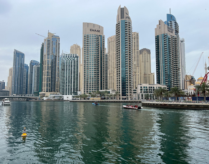 Колорит застройки Дубая: песочный с голубым