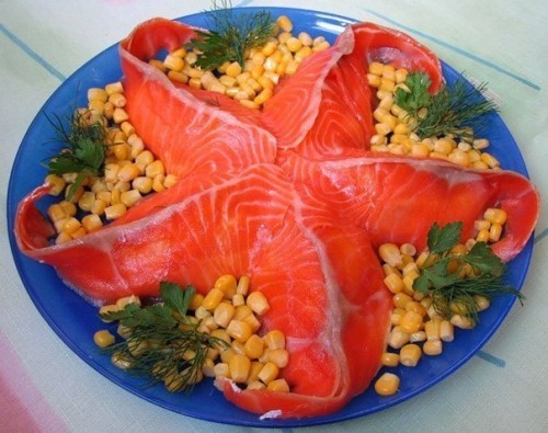 Салат из красной рыбы в форме морской звезды