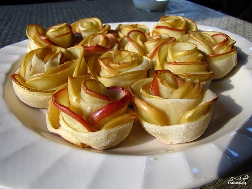 Десерт в форме розочек из яблок
