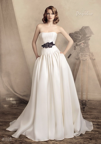 Струящееся белое свадебное платье с поясом
