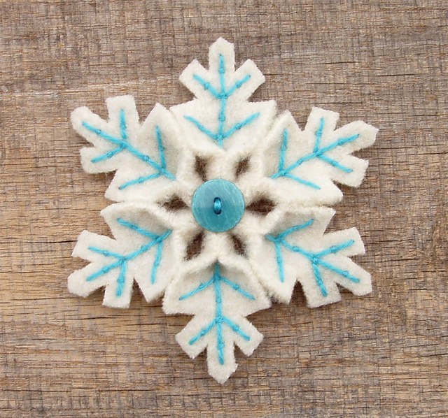 Бело-голубая снежинка из ткани