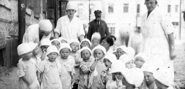 Детский сад на прогулке. Лахтинская улица, Ленинград, 1930-е годы