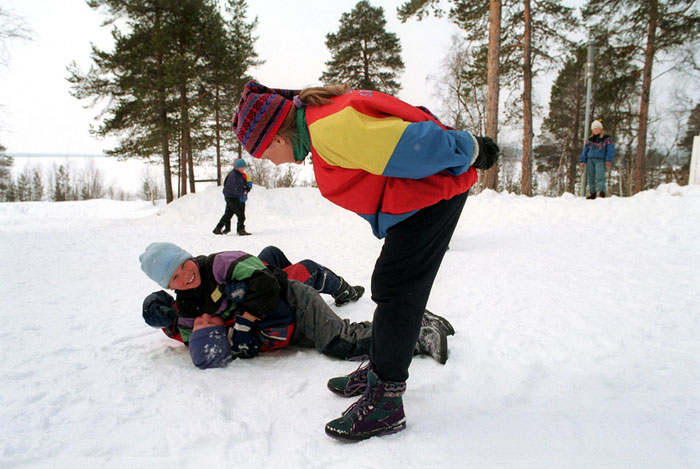 Дети гуляют возле финской школы