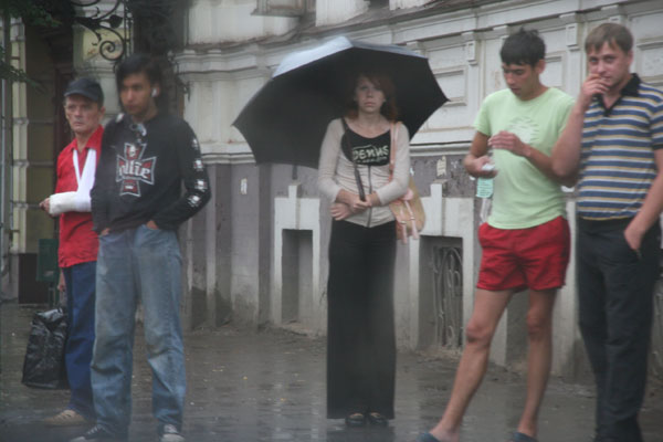 Жители Казани под дождем