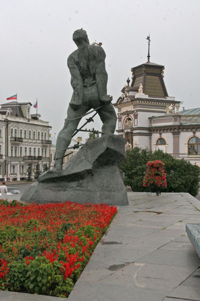 Скульптура у стен Кремля