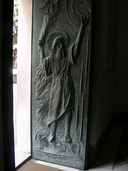 Изображение пророка Илии на двери храма Кармелитов