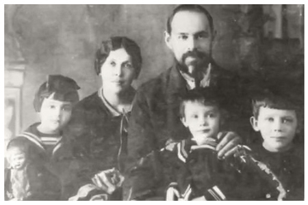 Николай Евграфович Пестов с семьей