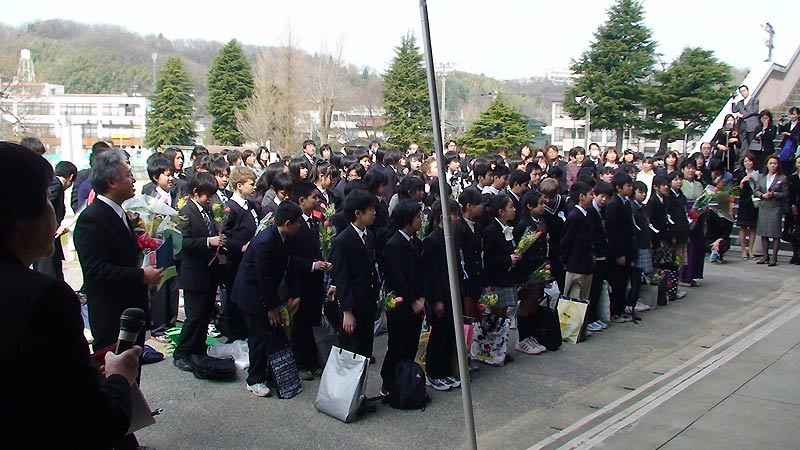 Выпускной в японской младшей школе