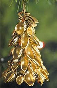 Золотая елочка из макарон