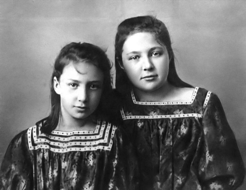 Анастасия (слева) и Марина Цветаевы. Ялта, 1905