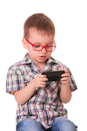Мальчик в очках с телефоном
