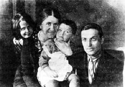 Л.С. Выготский с женой Розой Ноевной и дочерьми Гитой и Асей