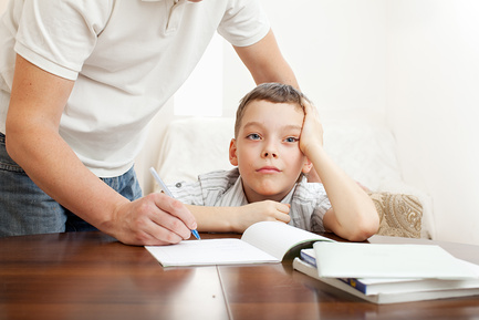 Родители помогают ребенку делать домашнюю работу
