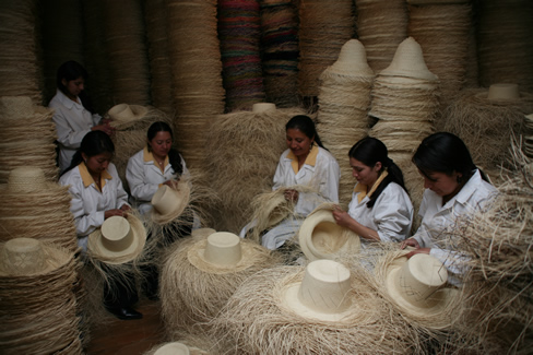 Женщины плетут сомбреро
