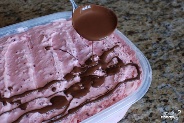 Шоколадная глазурь на мороженом