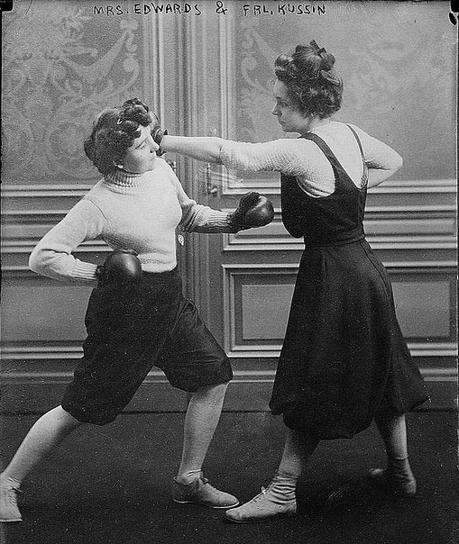 Женщины занимаются боксом