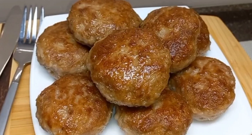 Кладу 2 ложки в фарш, и котлеты получаются сочными и нежными: кулинарный лайфхак от шефов