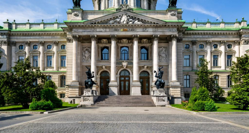 Демографический спецназ в каждом министерстве: как Россия возвращает традиционные семейные ценности